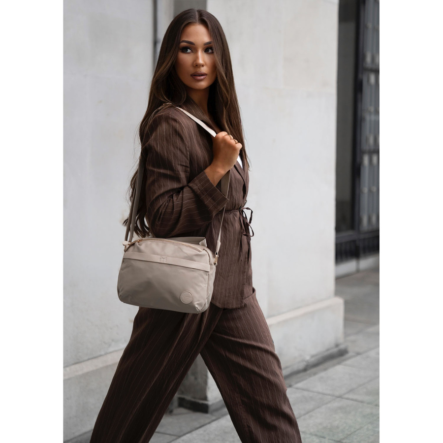 Listonoszka damska z nylonu w beżowym kolorze, jednokomorowa i zamykana suwakiem - Peterson