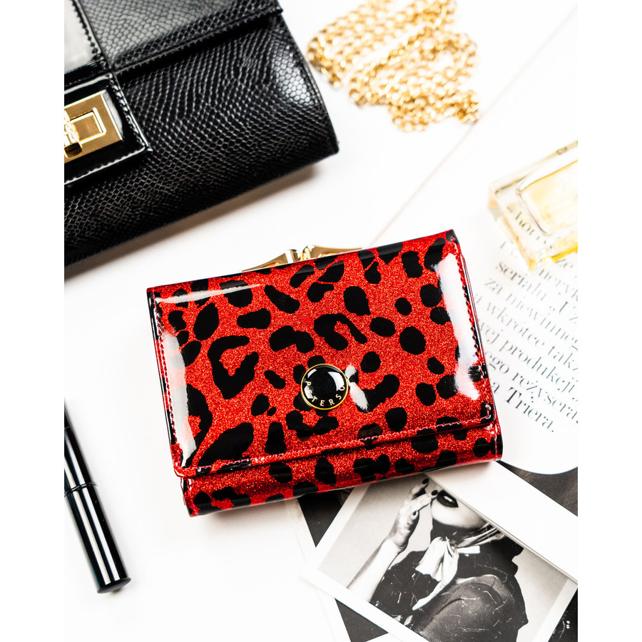 Czerwony portfel damski ze skóry ekologicznej i naturalnej w cętki, zamykany biglem i zatrzaskiem - Peterson