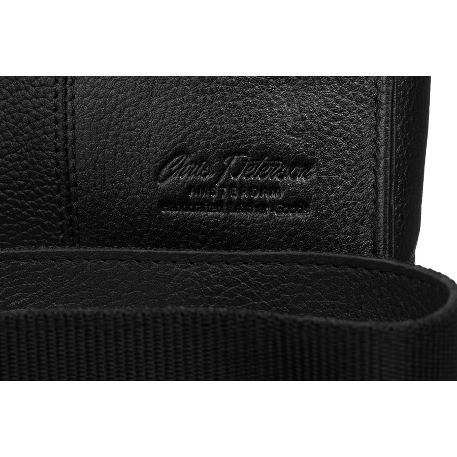 Czarna listonoszka męska ze skóry naturalnej zamykana suwakiem i zatrzaskami - Peterson