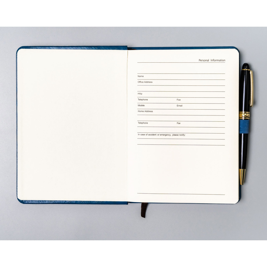 Niebieski notes w formacie B6 zadrukowany w linie, wyposażony w pętelkę na długopis - Peterson