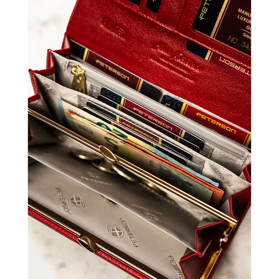 Portfel damski ze skóry naturalnej w czerwonym kolorze zamykany na zatrzask - Peterson