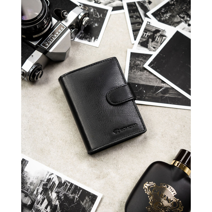 Czarny portfel męski ze skóry naturalnej mieszczący dowód rejestracyjny i wyposażony w system RFID - Rovicky