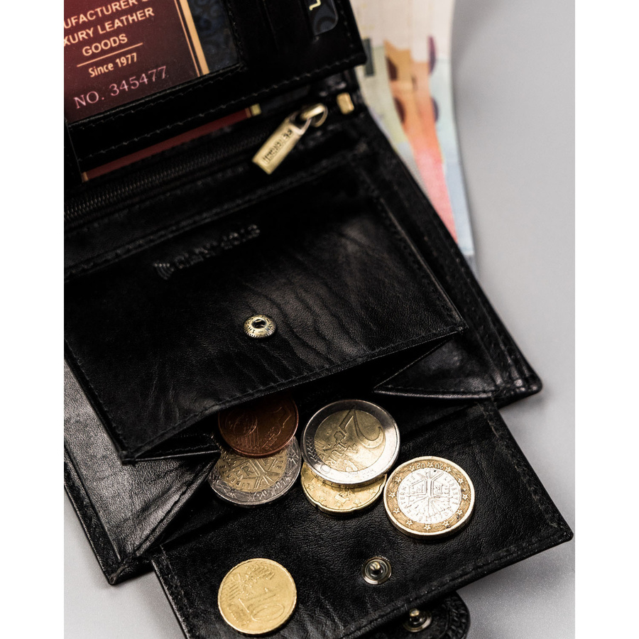 Duży portfel męski wykonany ze skóry naturalnej w czarnym kolorze, wyposażony w system RFID - Peterson