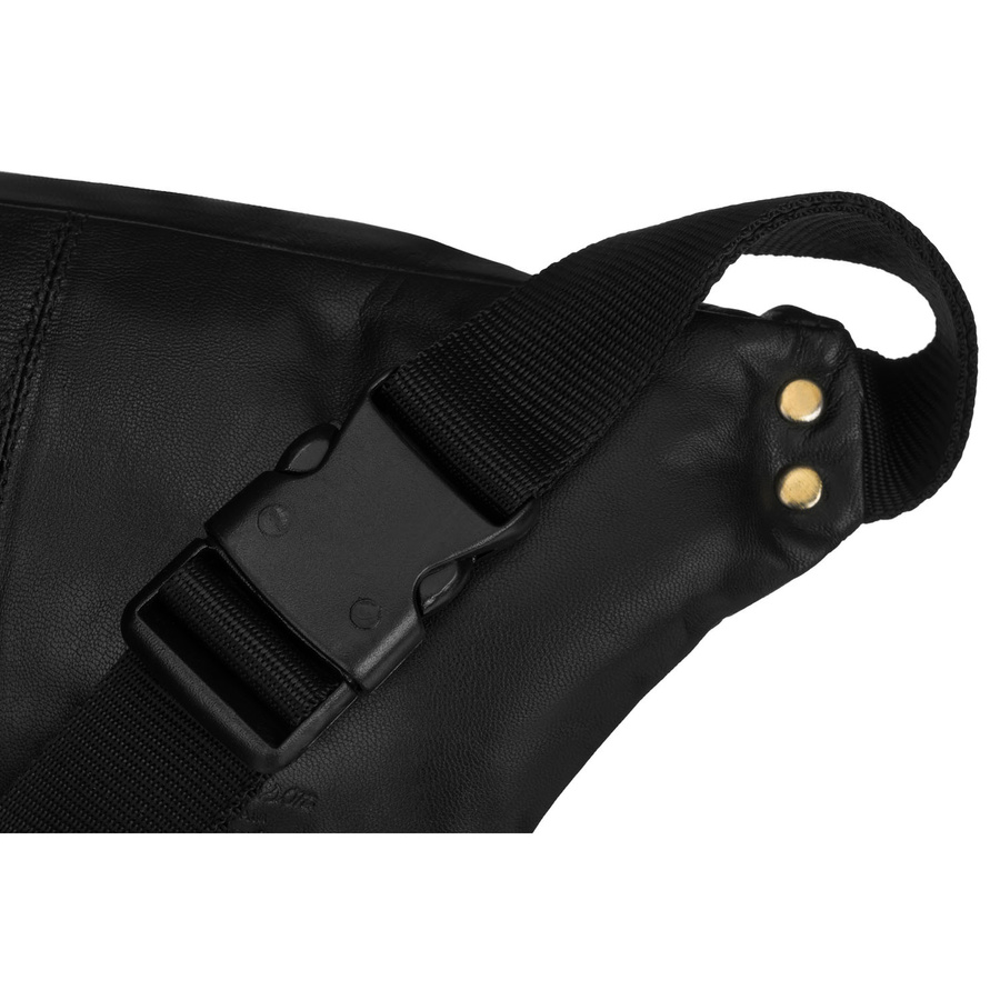 Skórzana nerka męska w czarnym kolorze zamykana na suwak - Peterson