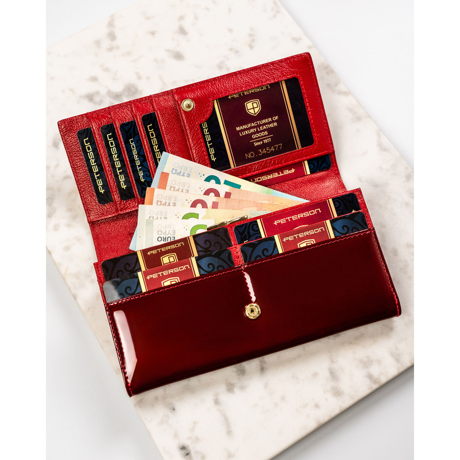Portfel damski ze skóry naturalnej w czerwonym kolorze zamykany na zatrzask - Peterson