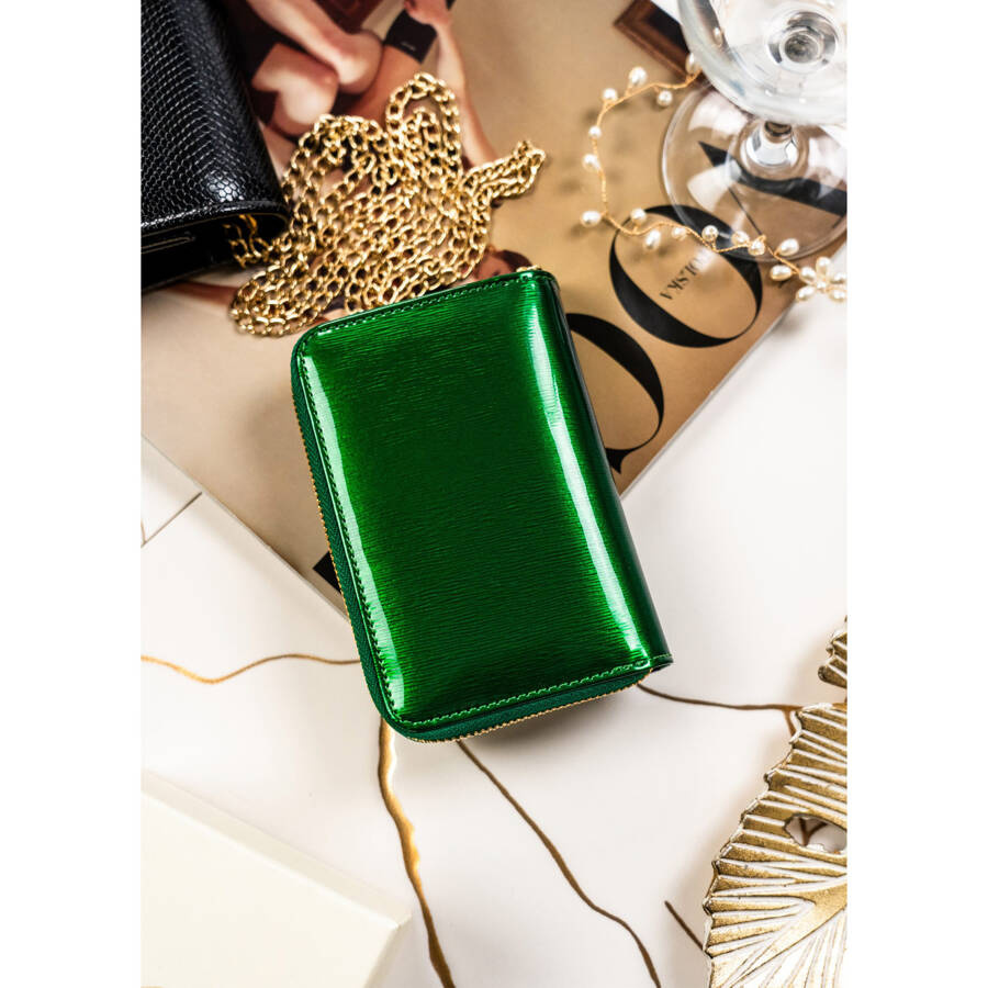 Pojemny portfel damski z lakierowanej skóry naturalnej w zielonym kolorze - Peterson