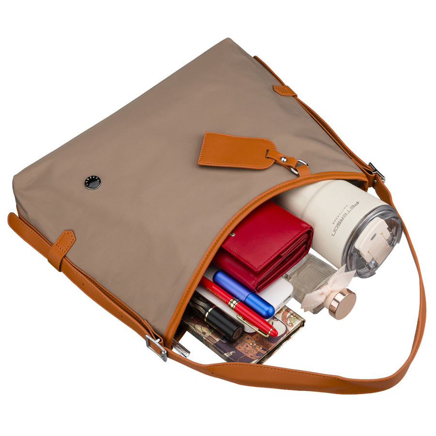 Beżowa listonoszka damska z poliestru i skóry ekologicznej wyposażona w kieszonkę zewnętrzną - Peterson