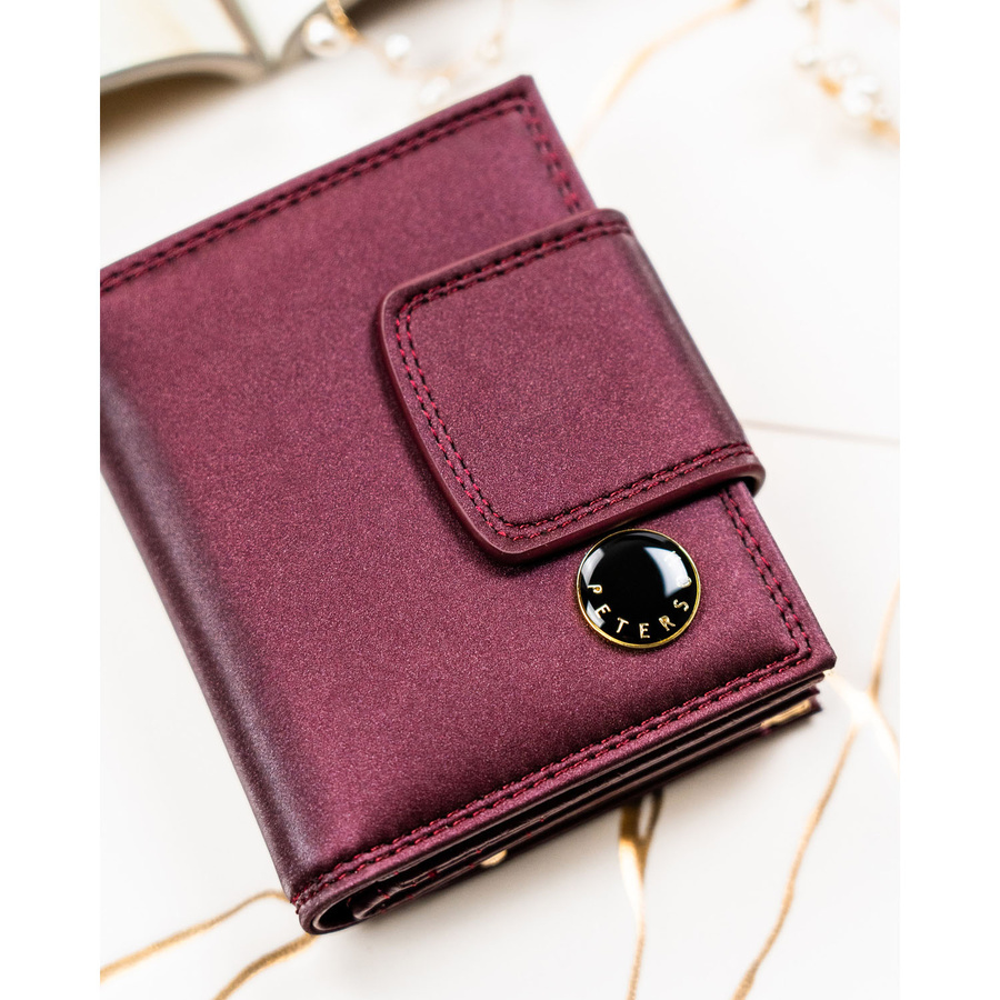 Portfel damski ze skóry naturalnej i ekologicznej w fioletowym kolorze, zamykany zatrzaskiem i biglem - Peterson