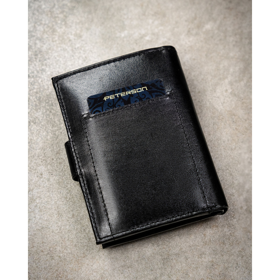 Elegancki portfel męski ze skóry naturalnej w czarnym kolorze zamykany zatrzaskiem, w zestawie z brelokiem - Peterson