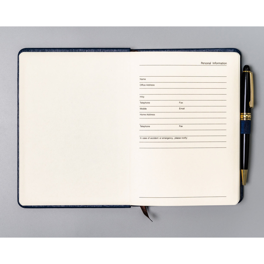 Notes w twardej oprawie w formacie B6 w granatowym kolorze,zadrukowany w kropki - Peterson