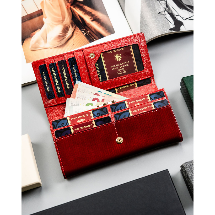 Elegancki portfel damski ze skóry naturalnej w czerwonym kolorze, zamykany zatrzaskiem i biglem - Peterson