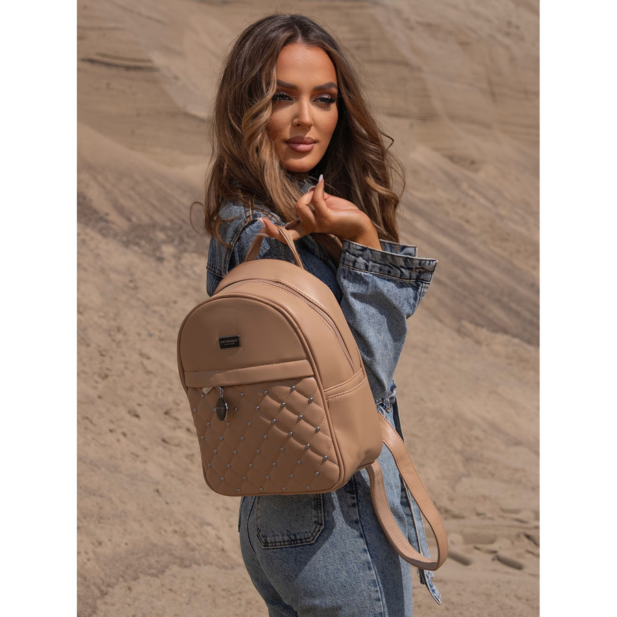Mały pikowany beżowy plecak damski zdobiony srebrnymi nitami i modnym brelokiem eko skóra Peterson