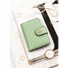 Pionowy portfel damski ze skóry ekologicznej w zielonym kolorze, zamykany na zatrzask i suwak - Rovicky