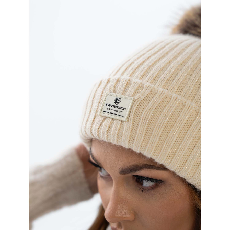 Beżowa czapka damska z pomponem na zimę - Peterson