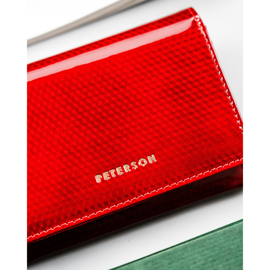 Duży portfel damski ze skóry naturalnej w czerwonym kolorze, zamykany zatrzaskiem - Peterson
