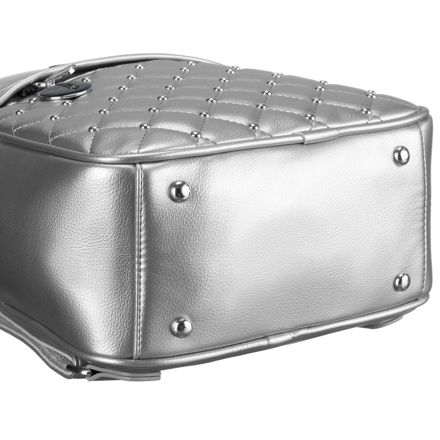 Błyszczący srebrny plecak damski zdobiony pikowaniem i nitami eko skóra Peterson