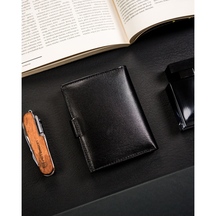 Duży, pionowy portfel męski ze skóry naturalnej w czarnym kolorze zamykany na zatrzask - Ronaldo