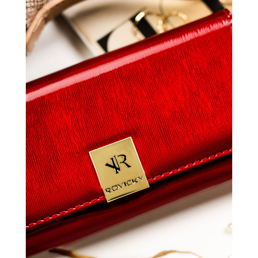 Duży, skórzany portfel damski w czerwonym kolorze zamykany na zatrzask - Rovicky