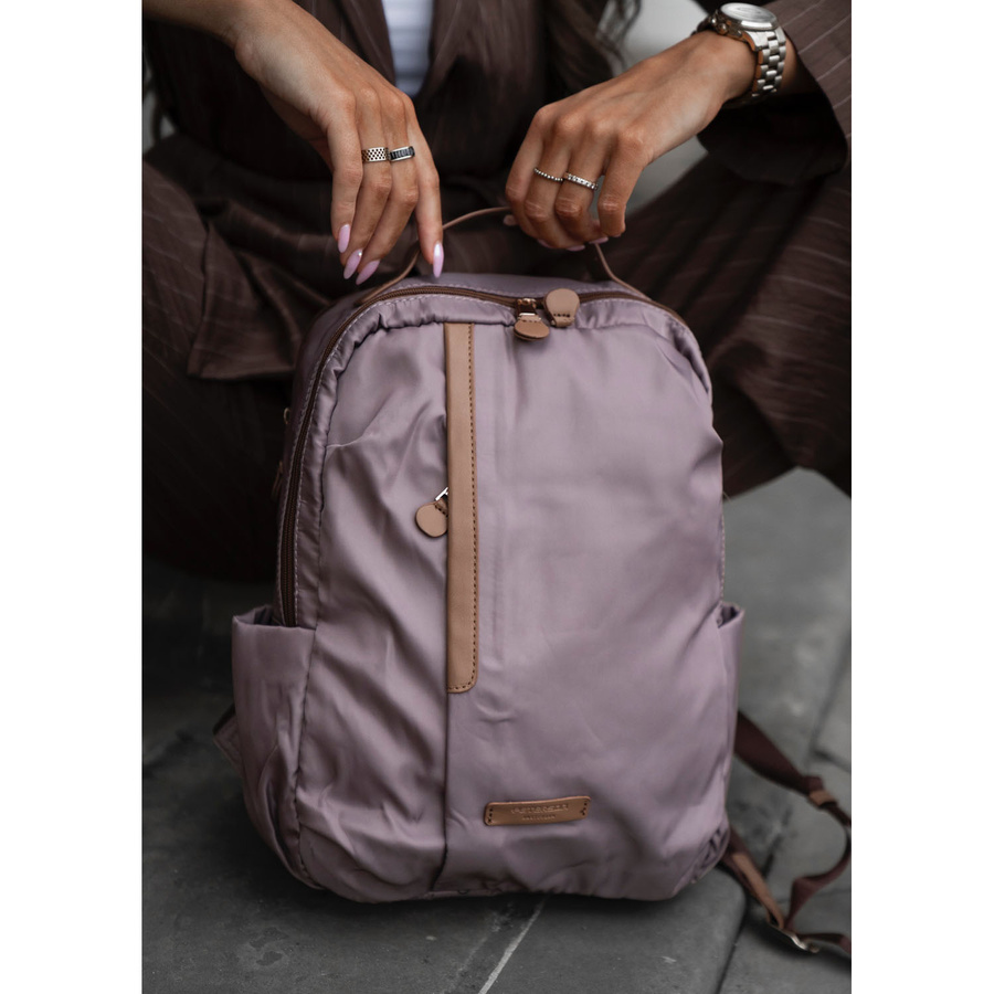 Nylonowy plecak damski w beżowym kolorze zawieszony na regulowanych szelkach - Peterson