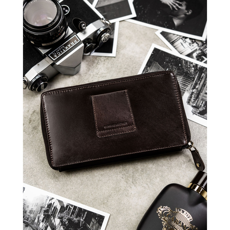 Skórzana, dwukomorowa saszetka męska w brązowym kolorze zamykana suwakiem - Rovicky