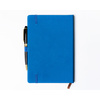 Niebieski notes w twardej oprawie formacie A5 zadrukowany w linie, wyposażony w gumkę zamykającą - Peterson