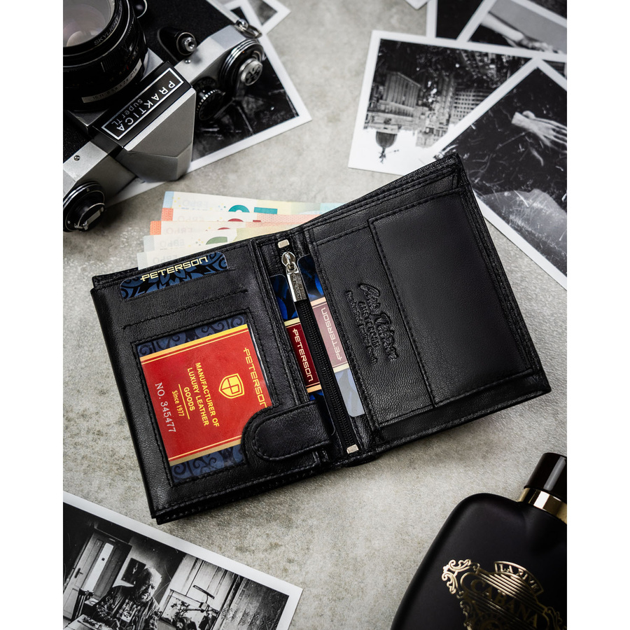 Skórzany portfel męski w czarnym kolorze w orientacji pionowej bez zapięcia zewnętrznego - Peterson