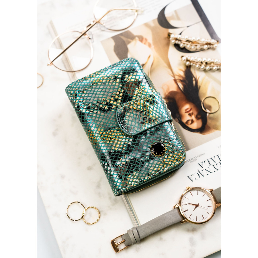 Średni portfel damski ze skóry naturalnej wyposażony w orientacji pionowej zamykany zatrzaskiem, biglem i suwakiem - Peterson