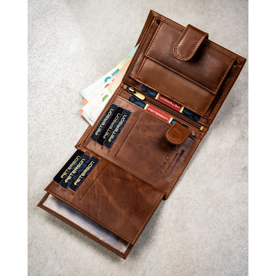 Pionowy portfel męski ze skóry naturalnej w brązowym kolorze zamykany na zatrzask - Peterson