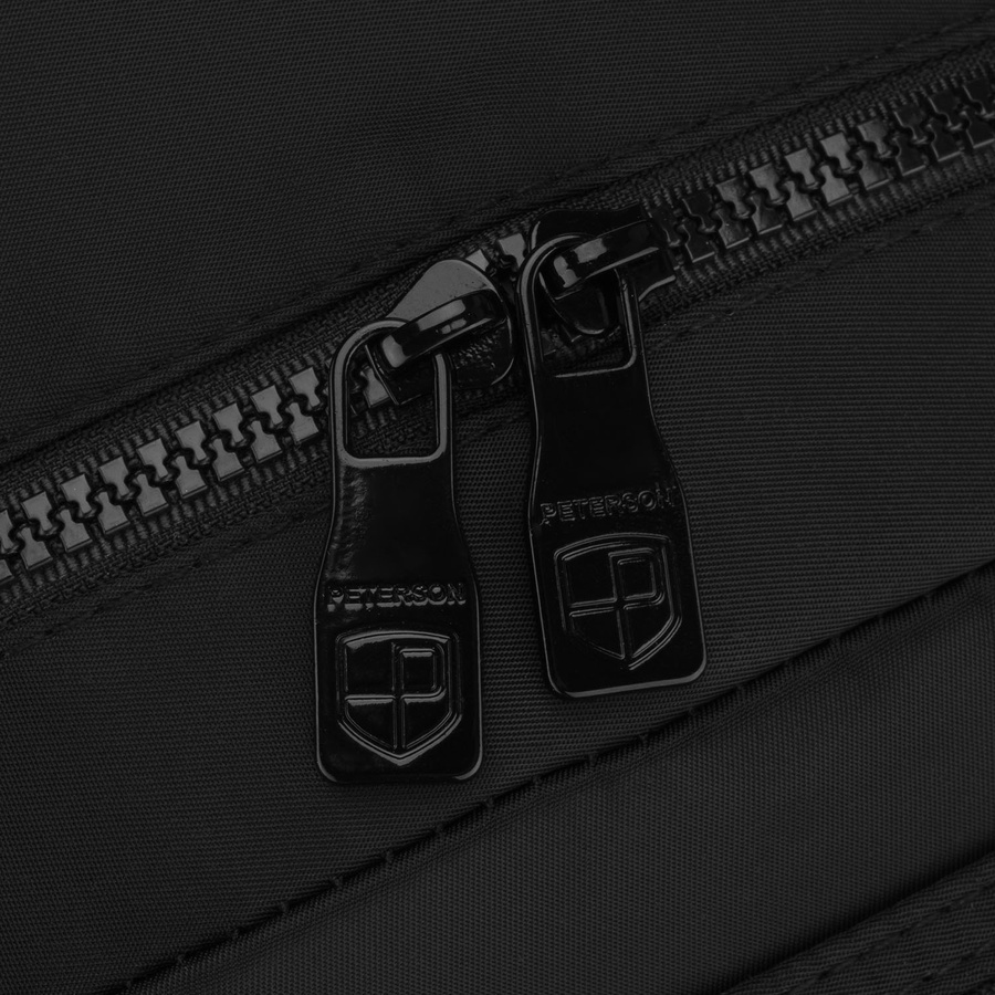 Praktyczny, czarny plecak damski wykonany z poliestru, jednokomorowy - Peterson