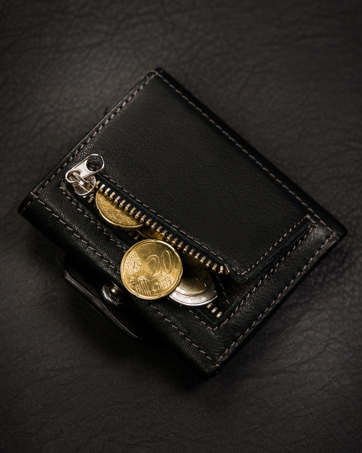 Mały, skórzany, pionowy portfel męski w czarnym kolorze na zatrzask - Peterson