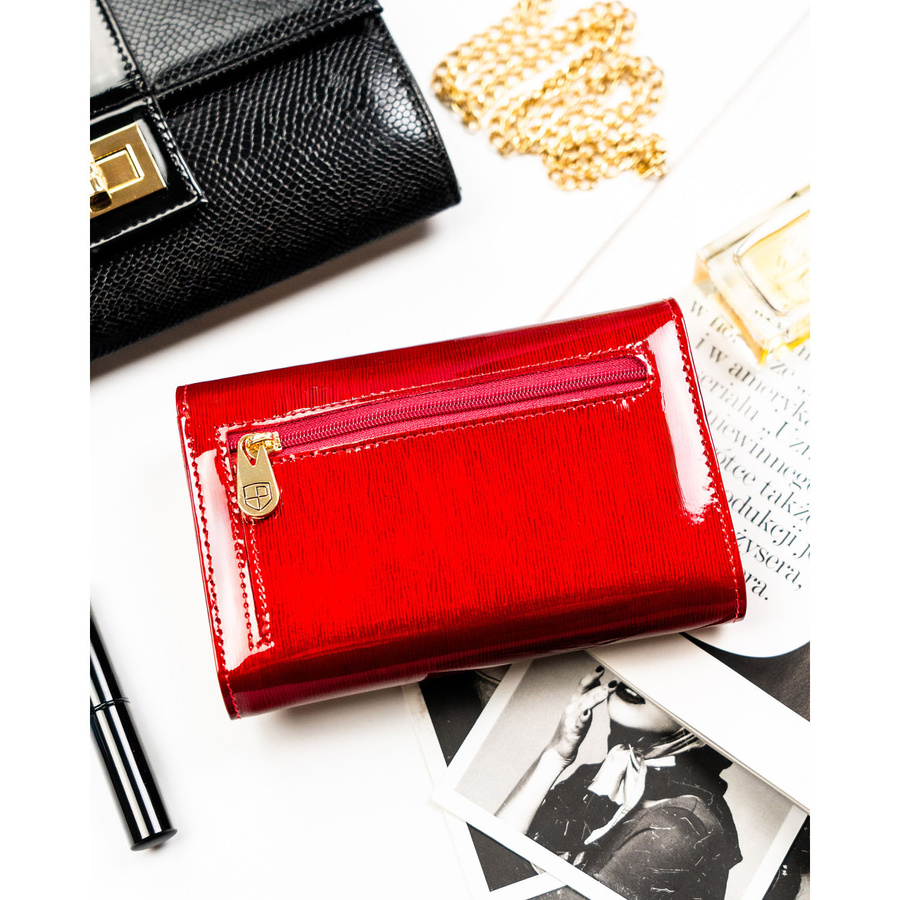 Lakierowany, czerwony portfel damski zamykany na zatrzask - Peterson