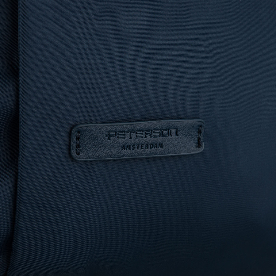 Nylonowy plecak damski w granatowym kolorze z uchwytem do mocowania na walizce - Peterson