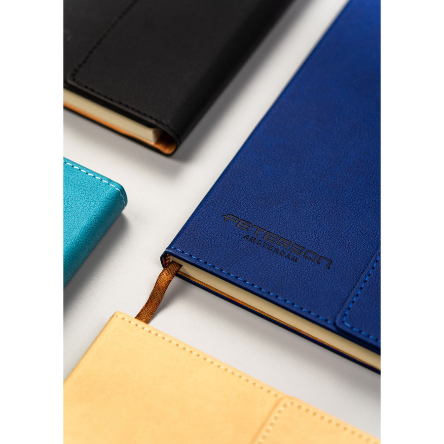 Zestaw prezentowy: granatowy notatnik w linie z magnetycznym zapięciem i czarny elegancki długopis - Peterson