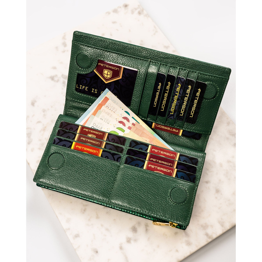 Pionowy portfel damski na magnes i zamek wykonany ze skóry naturalnej w zielonym kolorze - Peterson