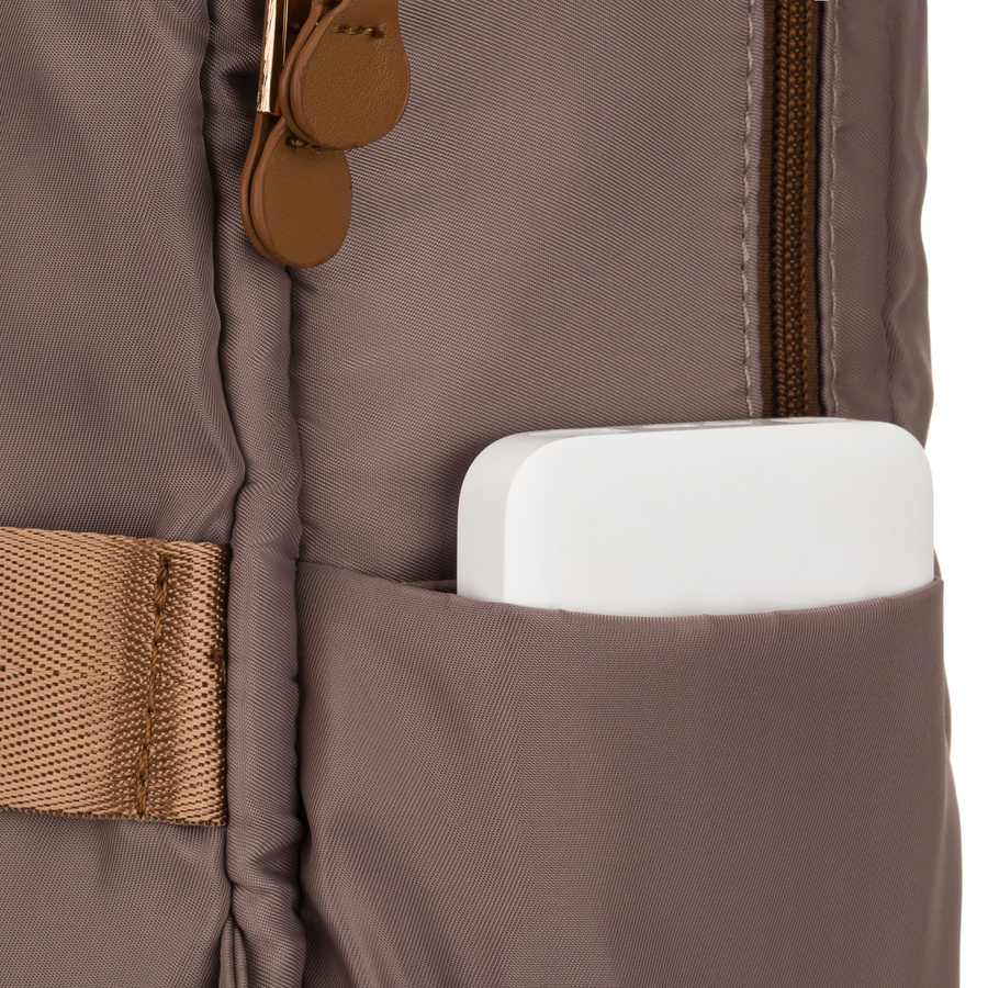 Nylonowy plecak damski w beżowym kolorze zawieszony na regulowanych szelkach - Peterson