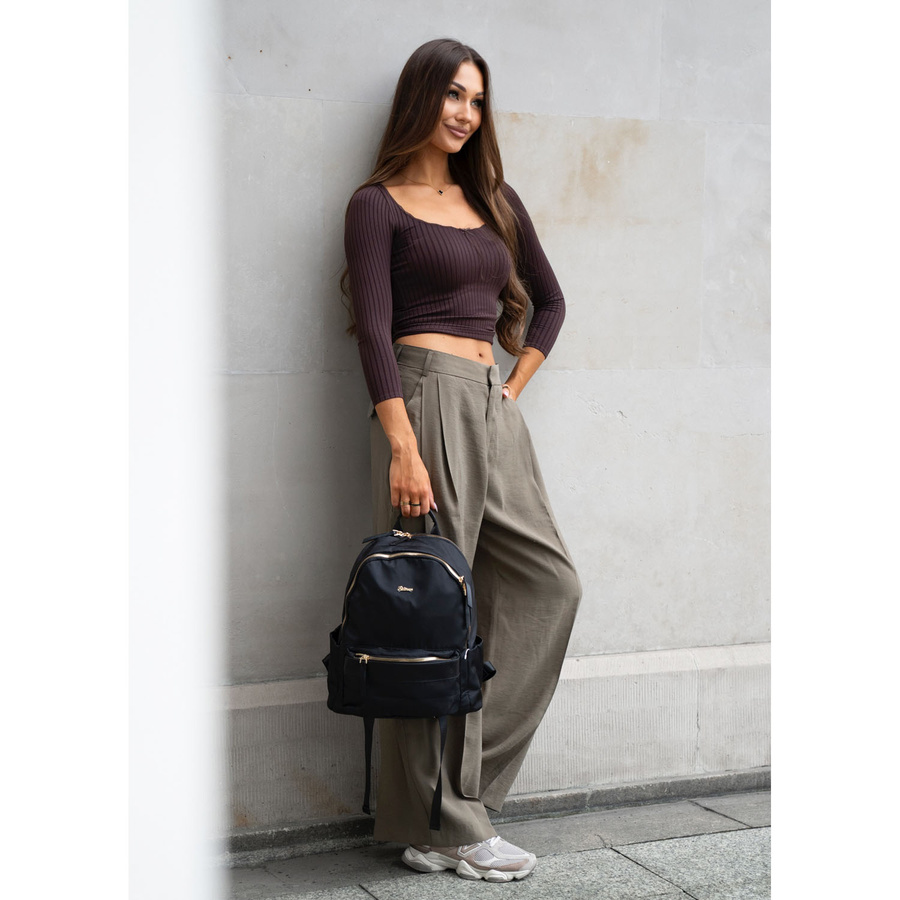 Miejski plecak damski z poliestru w czarnym kolorze, zawieszony na regulowanych szelkach - Peterson