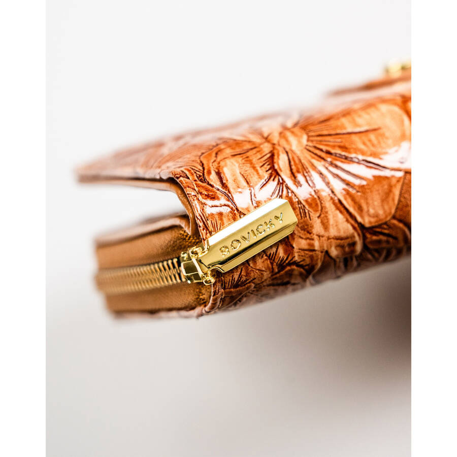 Elegancki portfel damski ze skóry ekologicznej w kolorze brązowym zdobiony kwiatowym tłoczeniem - Rovicky