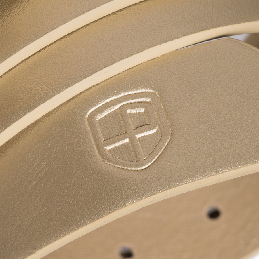 Beżowy, wąski pasek damski ze skóry ekologicznej ze złotą klamrą - Peterson