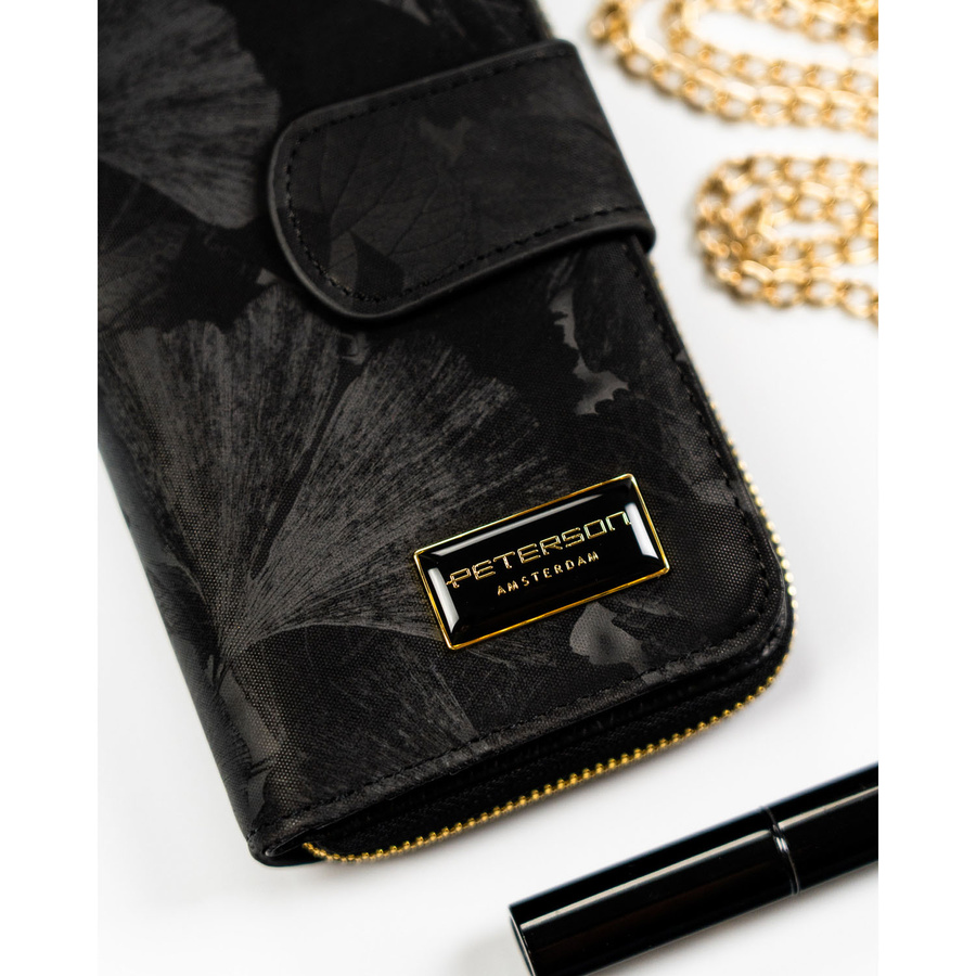 Duży, czarny portfel w orientacji pionowej wykonany ze skóry naturalnej i ekologicznej w czarnym kolorze - Peterson