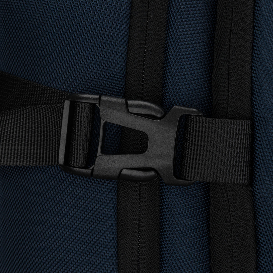 Granatowy plecak podróżny z poliestru z miejscem na laptopa, zawieszony na regulowanych szelkach - Peterson