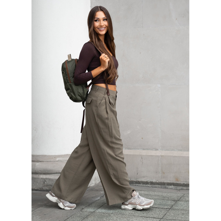 Zielony plecak damski zawieszony na regulowanych szelkach i zamykany suwakiem - Peterson