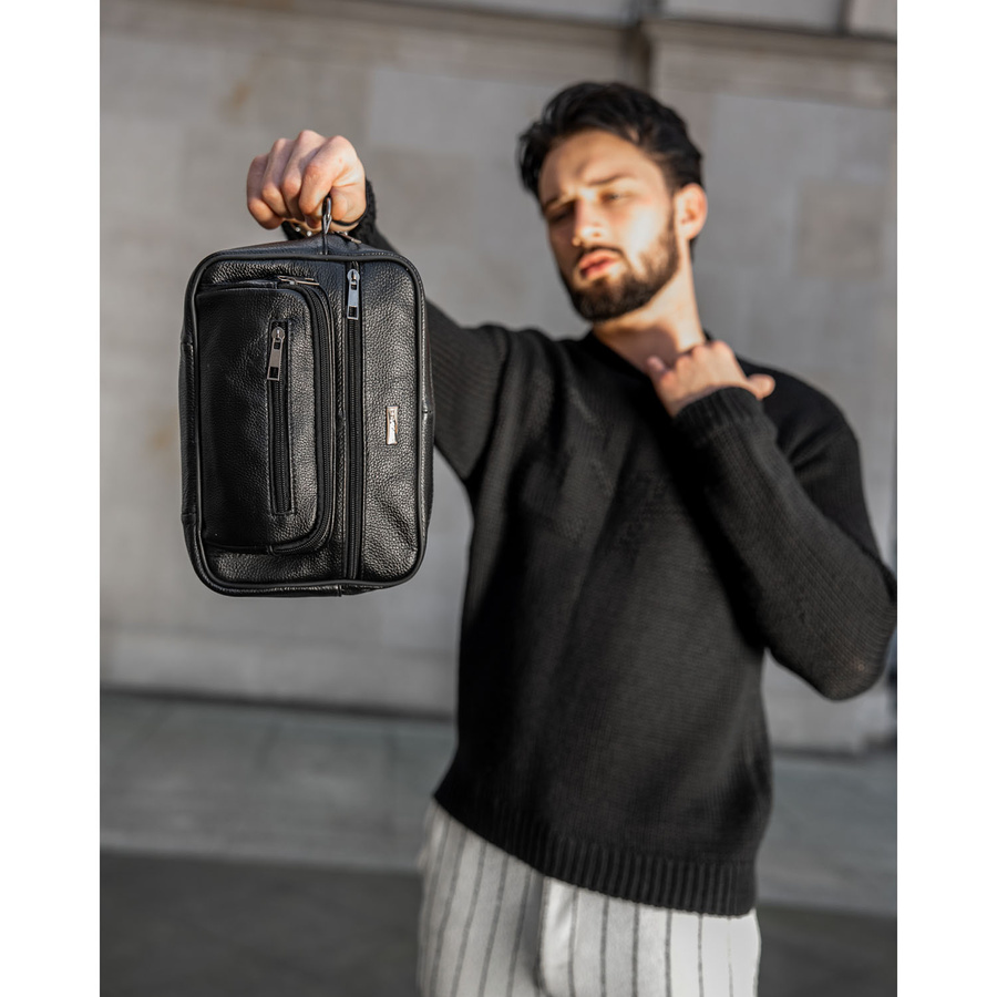 Skórzana saszetka męska w czarnym kolorze z kieszeniami zewnętrznymi i uchwytem do ręki - Rovicky