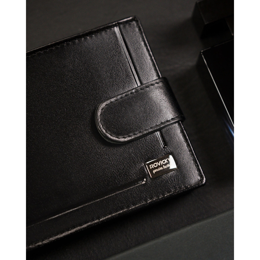 Portfel męski ze skóry naturalnej w czarnym kolorze zamykany zatrzaskiem - Rovicky