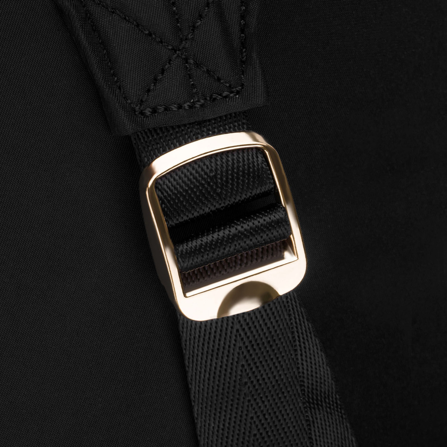 Miejski plecak damski z poliestru w czarnym kolorze, zawieszony na regulowanych szelkach - Peterson