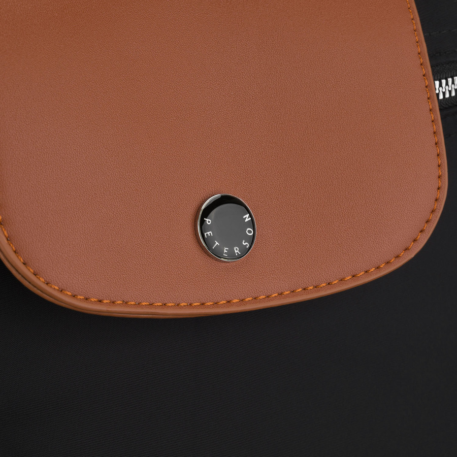 Czarno-brązowy plecak damski z poliestru wyposażony w uchwyt na walizkę - Peterson