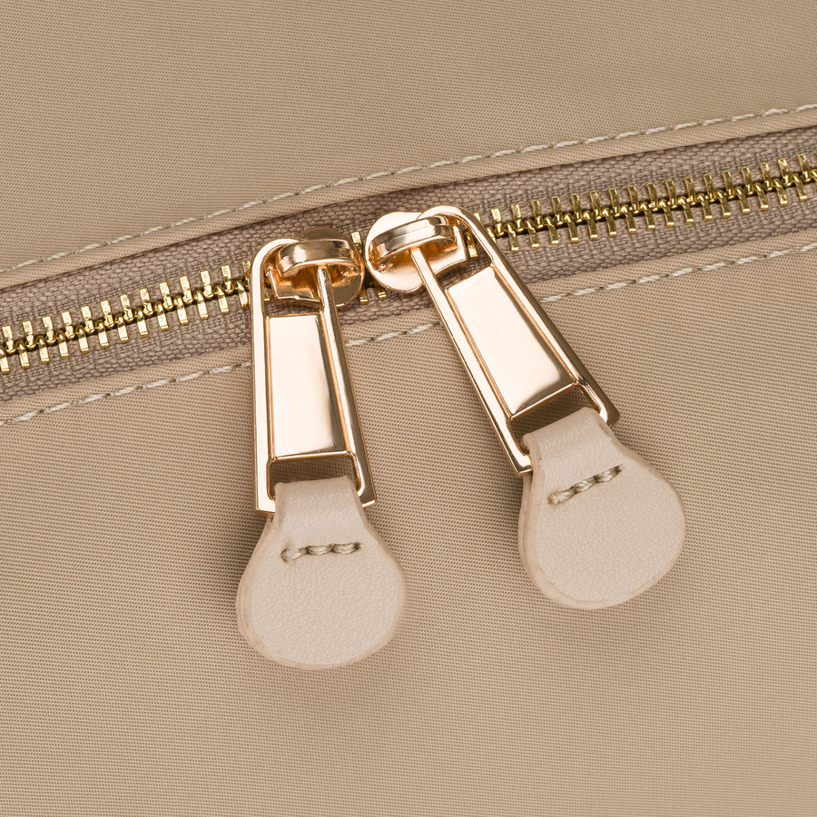 Beżowy plecaczek damski z nylonu i skóry ekologicznej zamykany suwakiem - Peterson