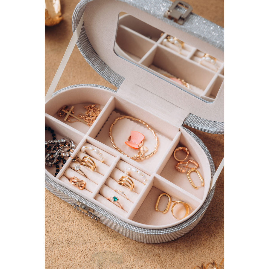 Elegancka szkatułka na biżuterię w srebrnym kolorze, zamykana zatrzaskiem - Peterson