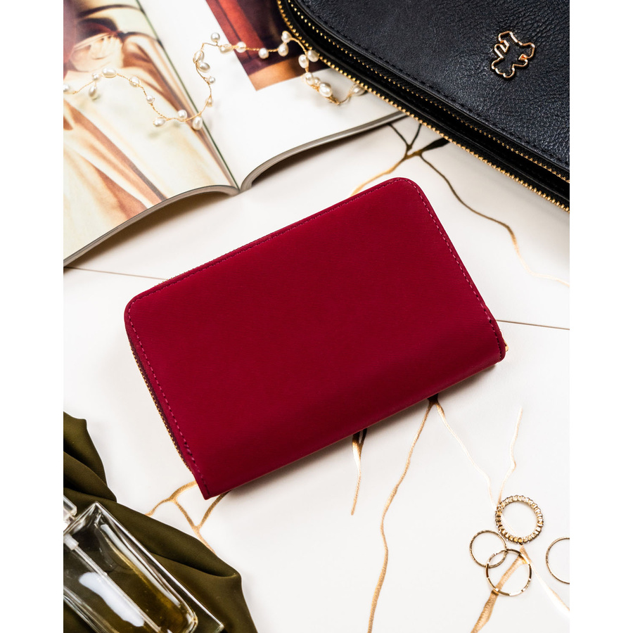 Poziomy portfel damski ze skóry ekologicznej w bordowym kolorze, zamykany suwakiem i zatrzaskiem - Peterson