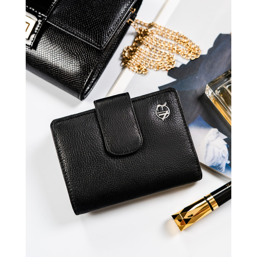 Czarny, skórzany portfel damski w orientacji pionowej zamykany na zatrzask - Rovicky