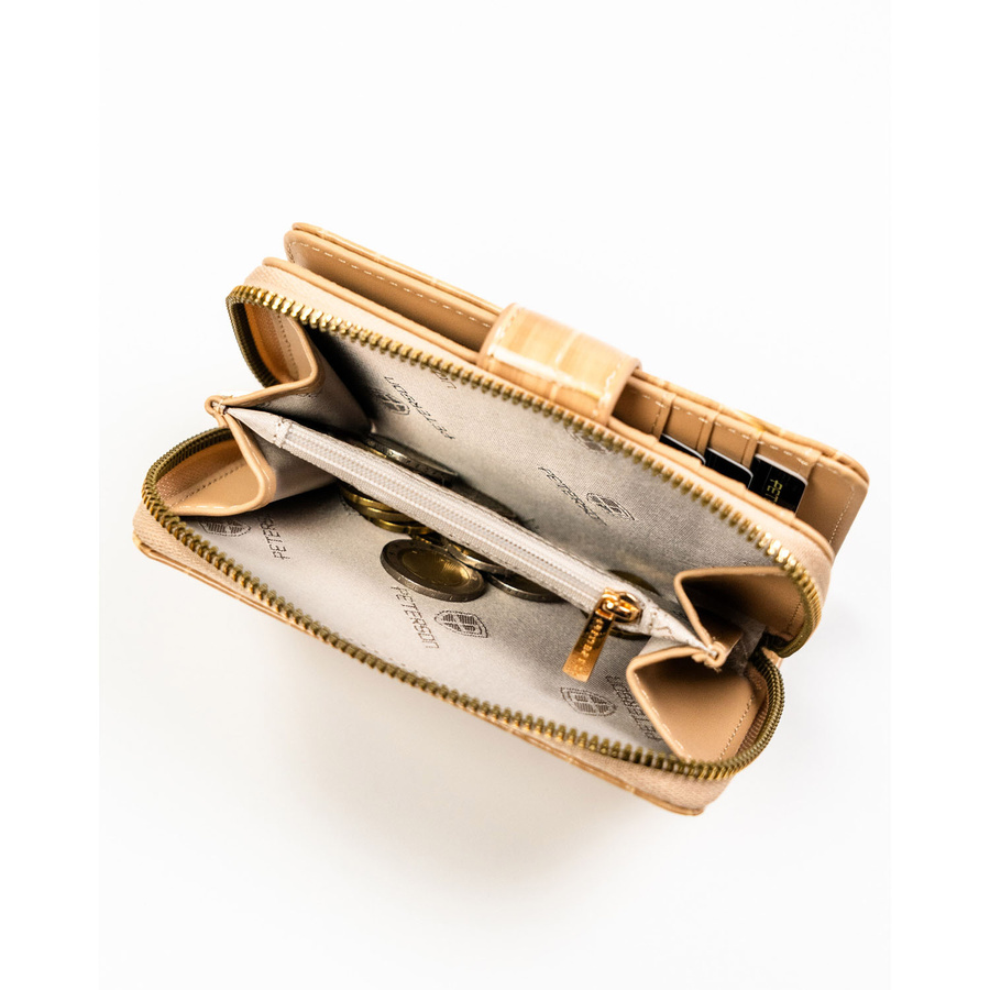 Beżowy portfel damski ze skóry ekologicznej z tłoczeniem na wzór skóry krokodyla, zamykany na zatrzask i suwak - Peterson